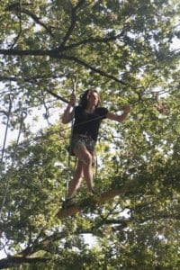 Adulte sur parcour aventure
