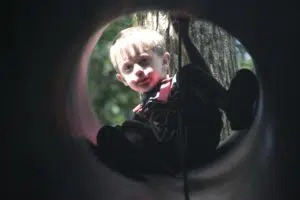 Jeune garçon dans tunelle accrobranche