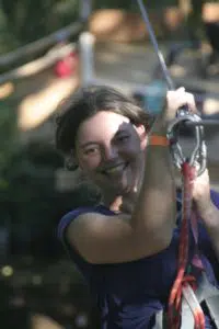 Femme souriante sur parcours sensation