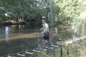 Adulte passant un pont au dessus de l'eau