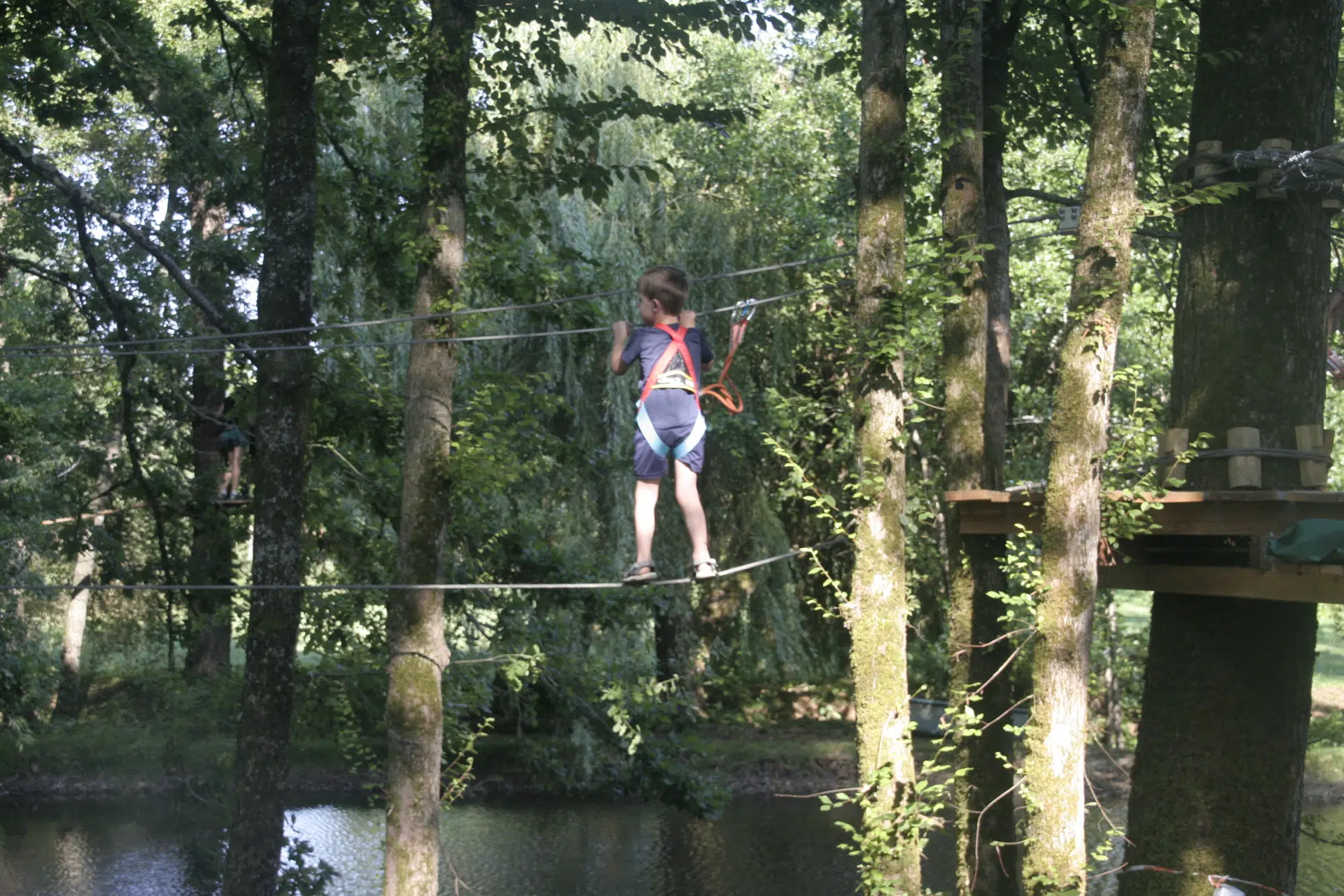 Enfant marchant sur un fils sur le parcours ptityro