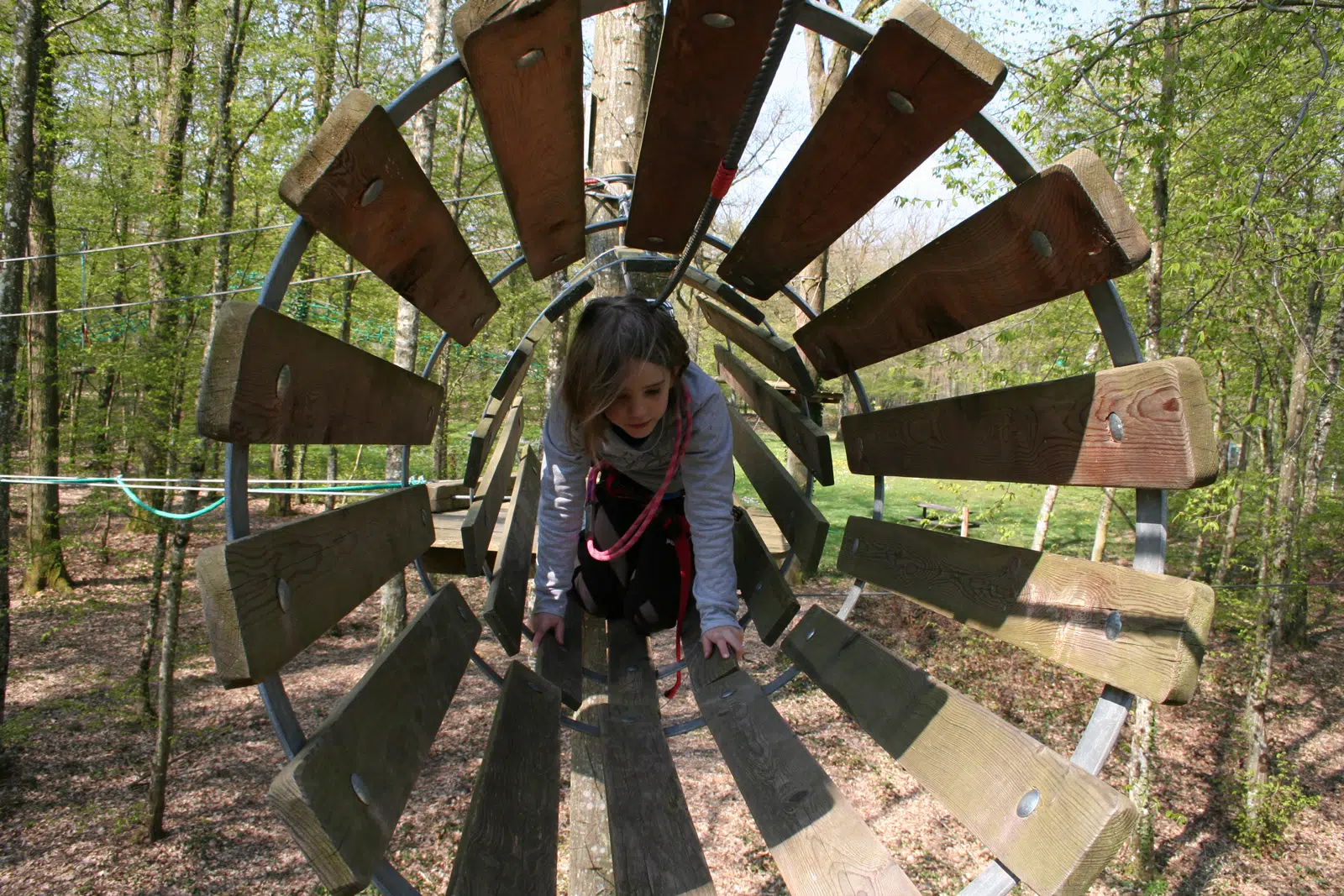 Fille passant dans un tuyan en bois