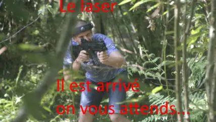 Tireur de laser game pour l'arrivée de l'activité