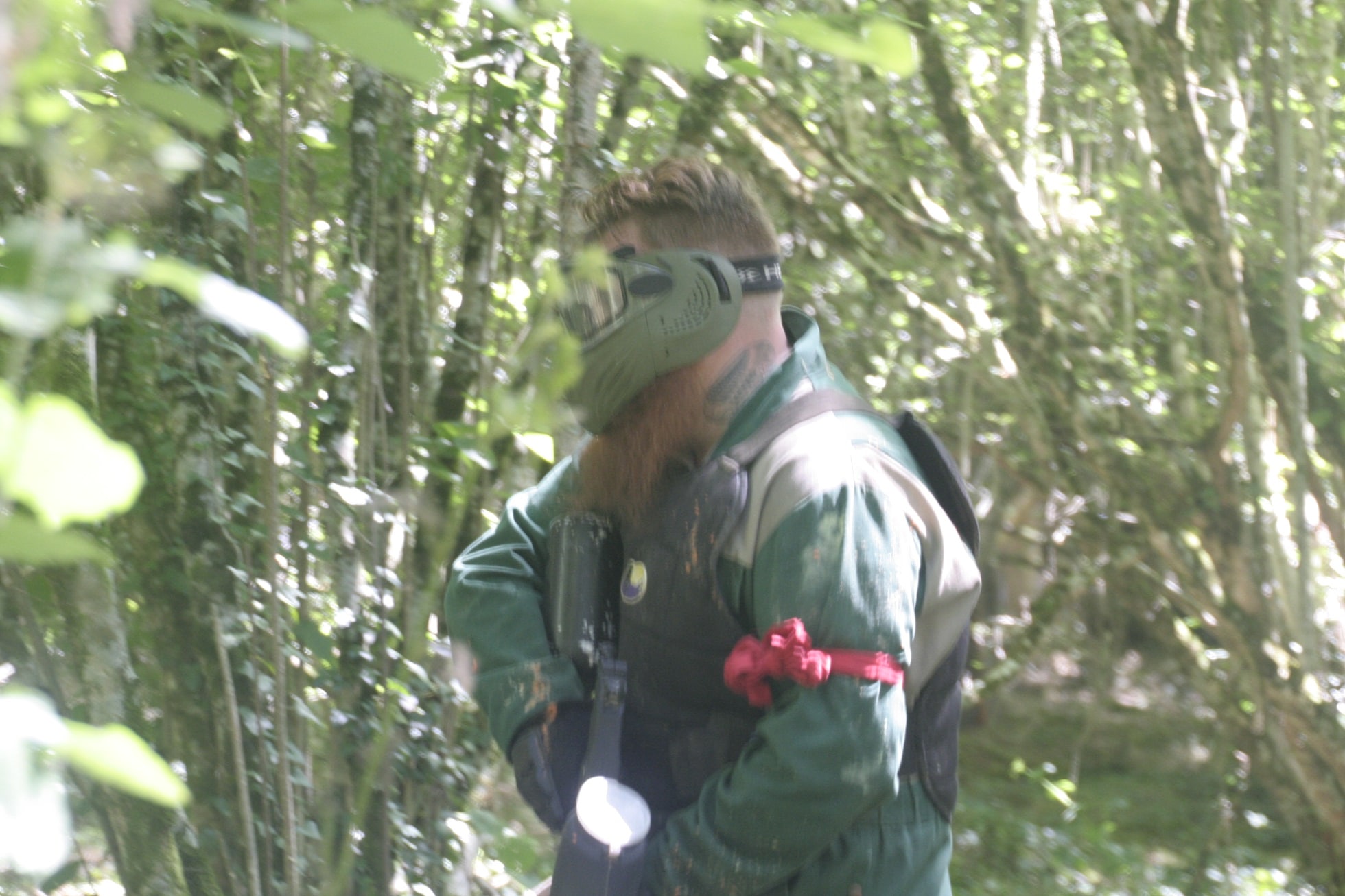 Tireur de paintball isolé équipe rouge