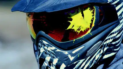 Casque bleu de paintball avec tache jaune