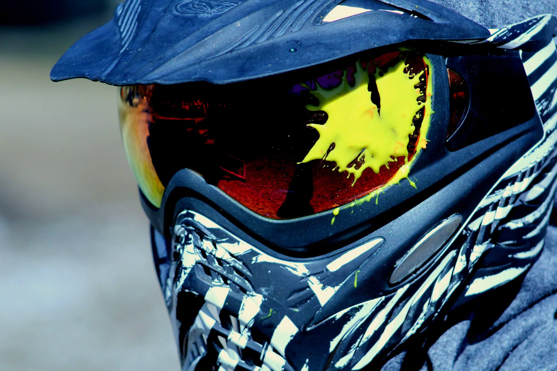 Casque bleu de paintball avec tache jaune