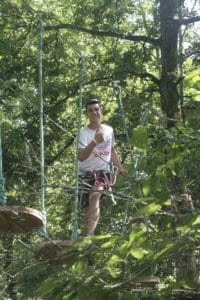 Homme sur parcours découverte passage plateforme
