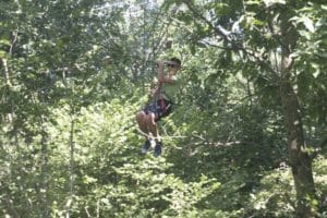 Parours découverte avec homme sur tyrolienne
