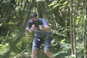 tireur de laser game en plein forêt