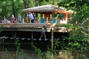 Espace détente sur lac avec parcours d'accrobranche