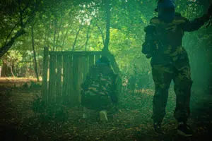 Fumigéne vert sur parcours de paintball