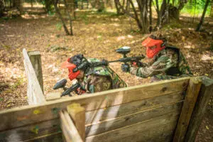 Equipe rouge de paintball en planque