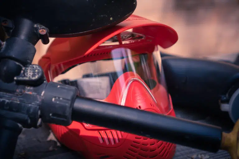 Casque rouge de paintball avec pistolet