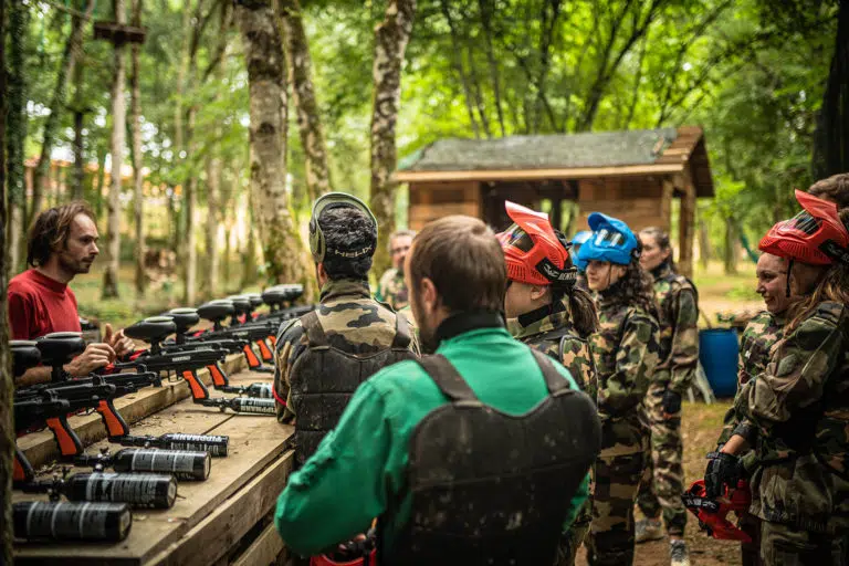 Equipe de paintball en briefing