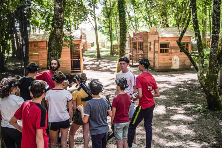 Briefing d'une équipe d'enfant pour une partie de laser game